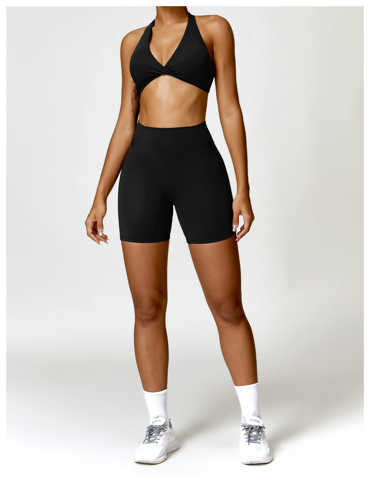 FITNESS SET OF BRA + SHORTS. BLACK